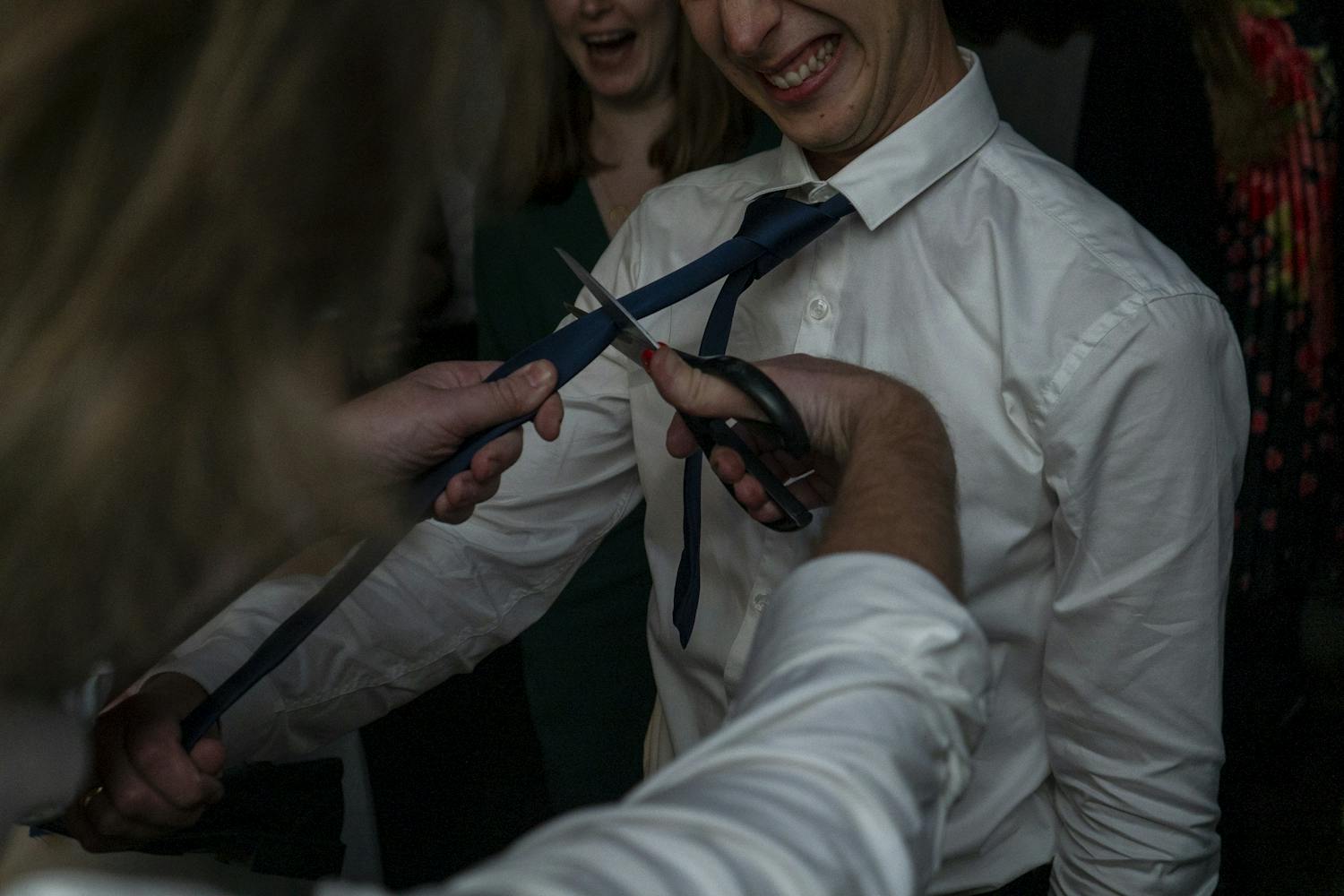 slips bliver klippet som bryllupsritual fotograferet med vidvinkel